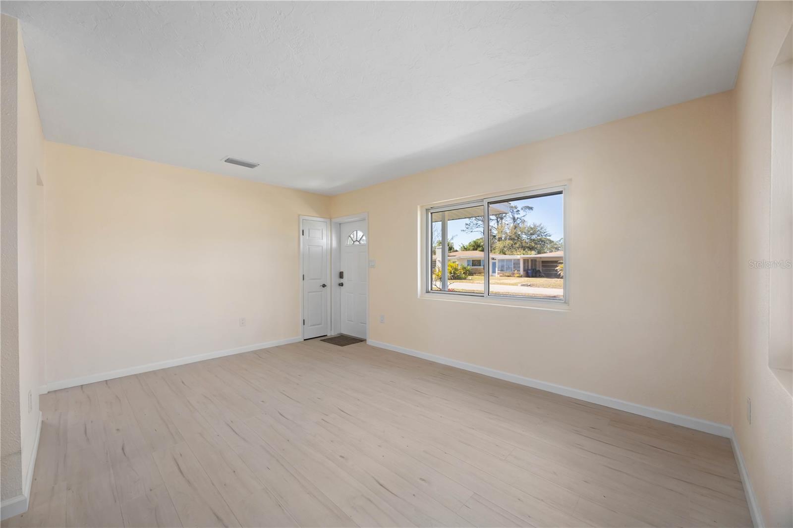 1075 FALCON RD