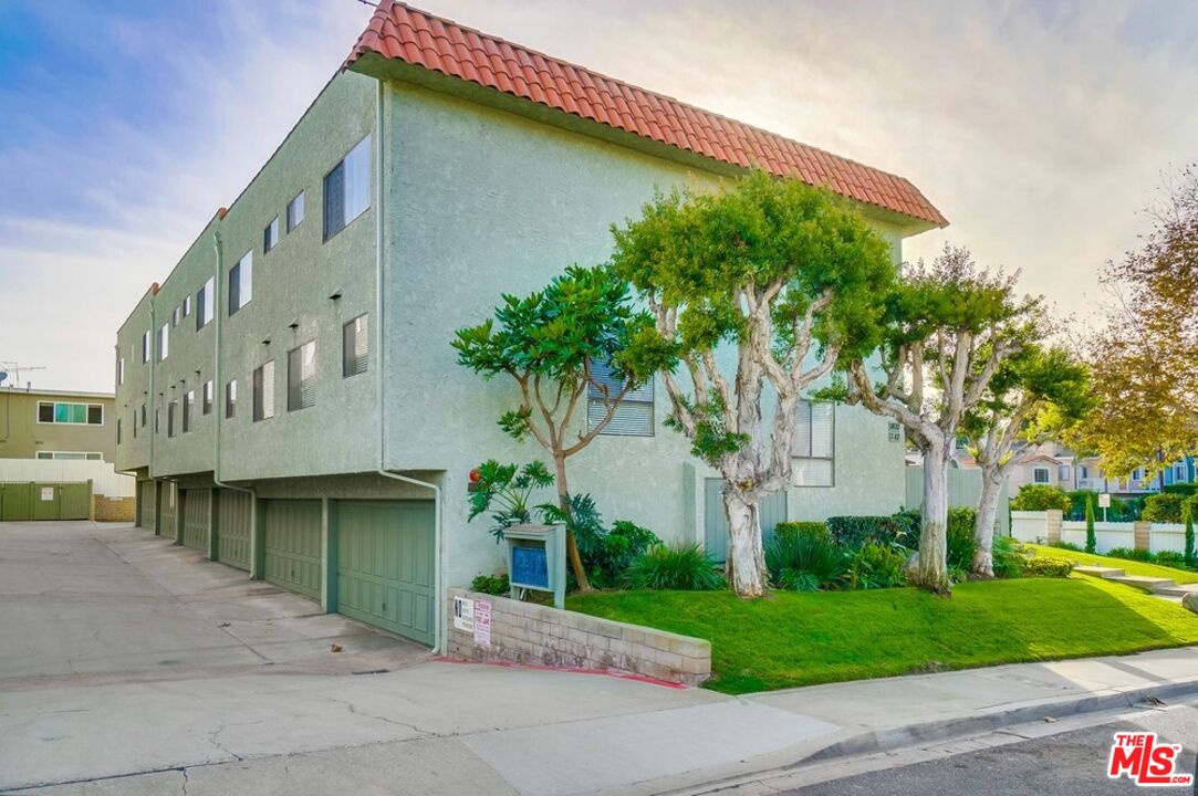 1832 Rockefeller Ln Unit: 9