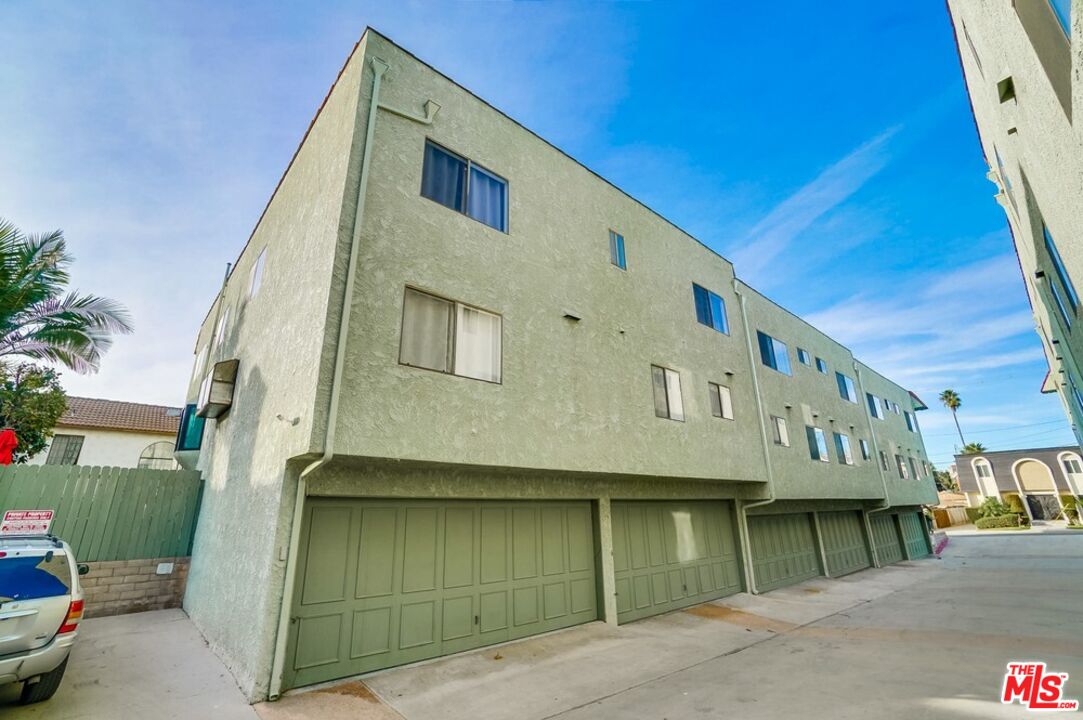 1832 Rockefeller Ln Unit: 9
