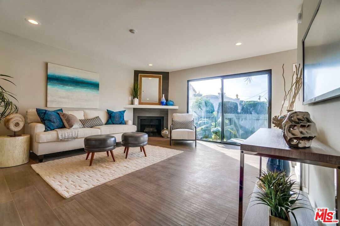 1832 Rockefeller Ln Unit: 9