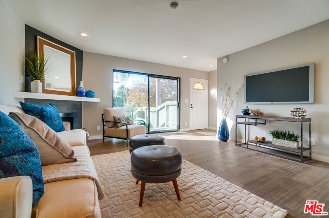 1832 Rockefeller Ln Unit: 9