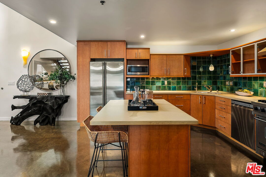 615 Hampton Dr Unit: C102