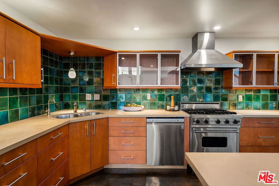 615 Hampton Dr Unit: C102