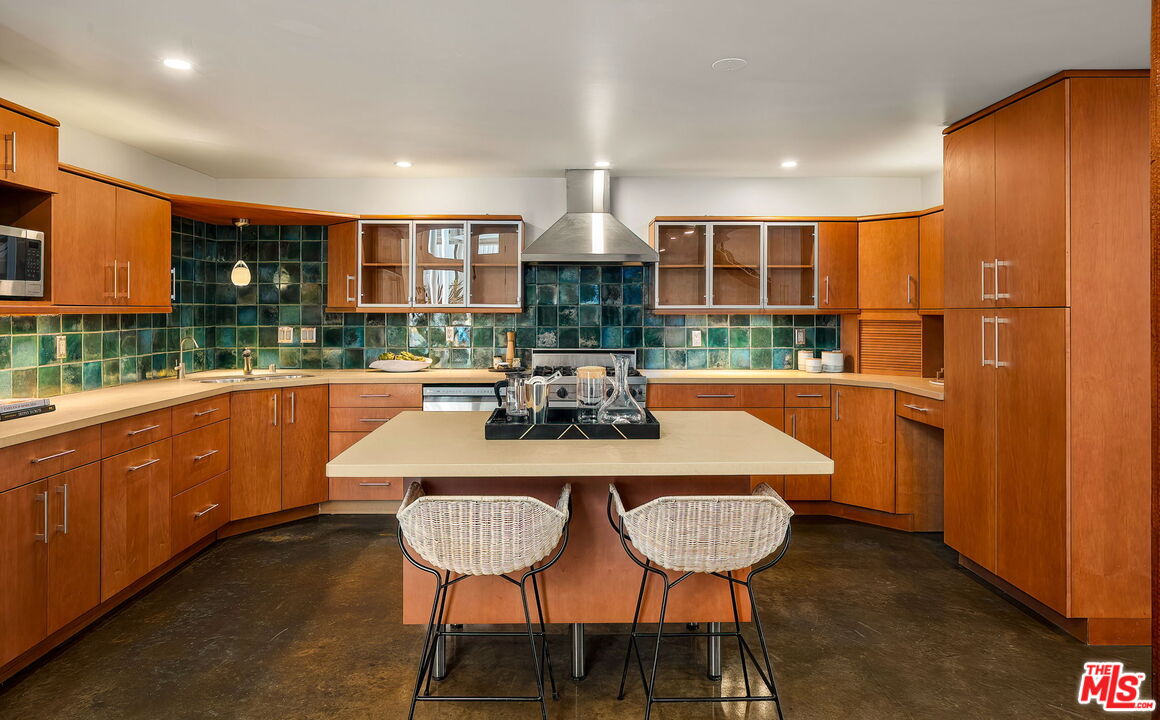 615 Hampton Dr Unit: C102