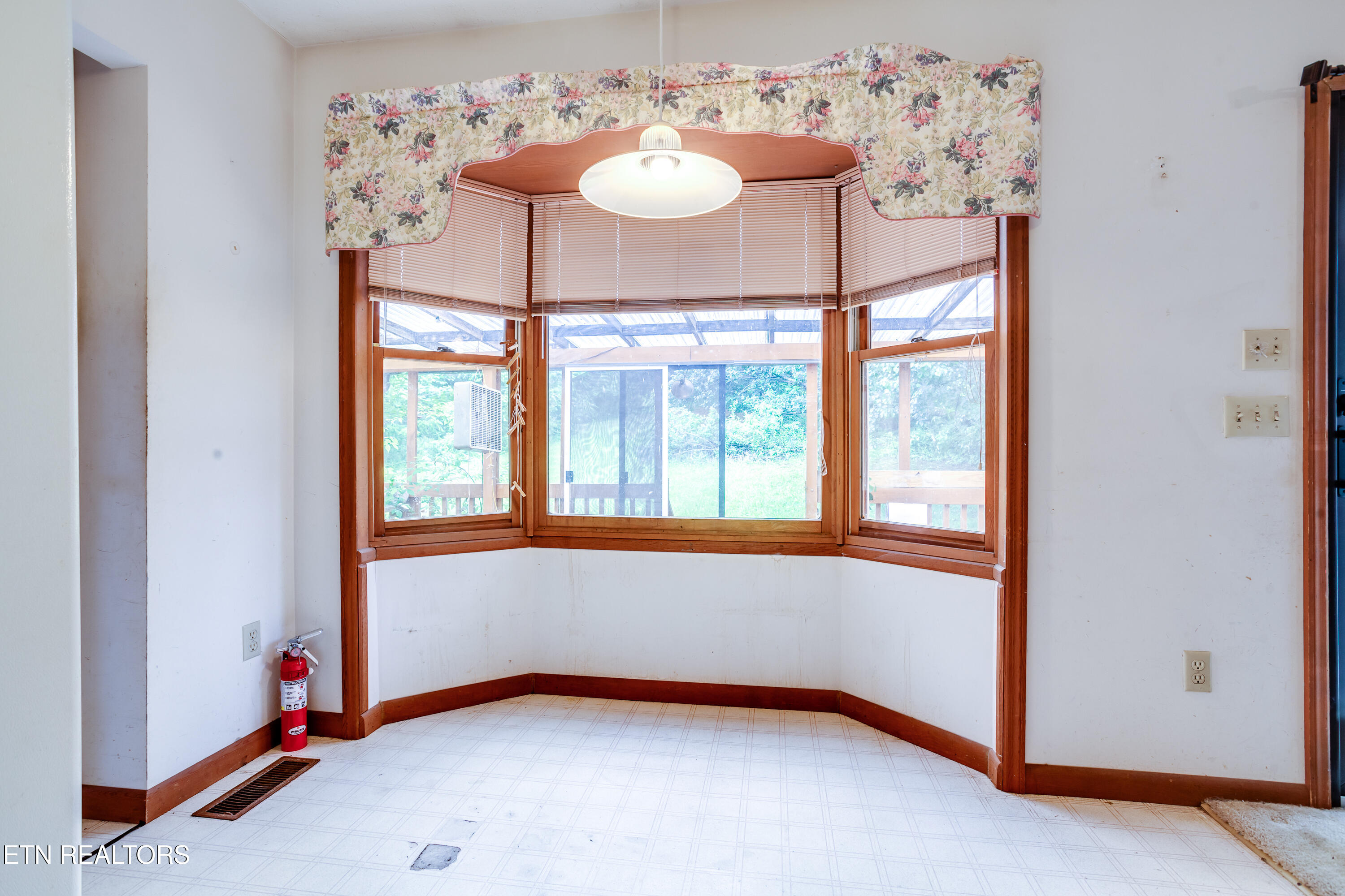 375 Rainbow Rd