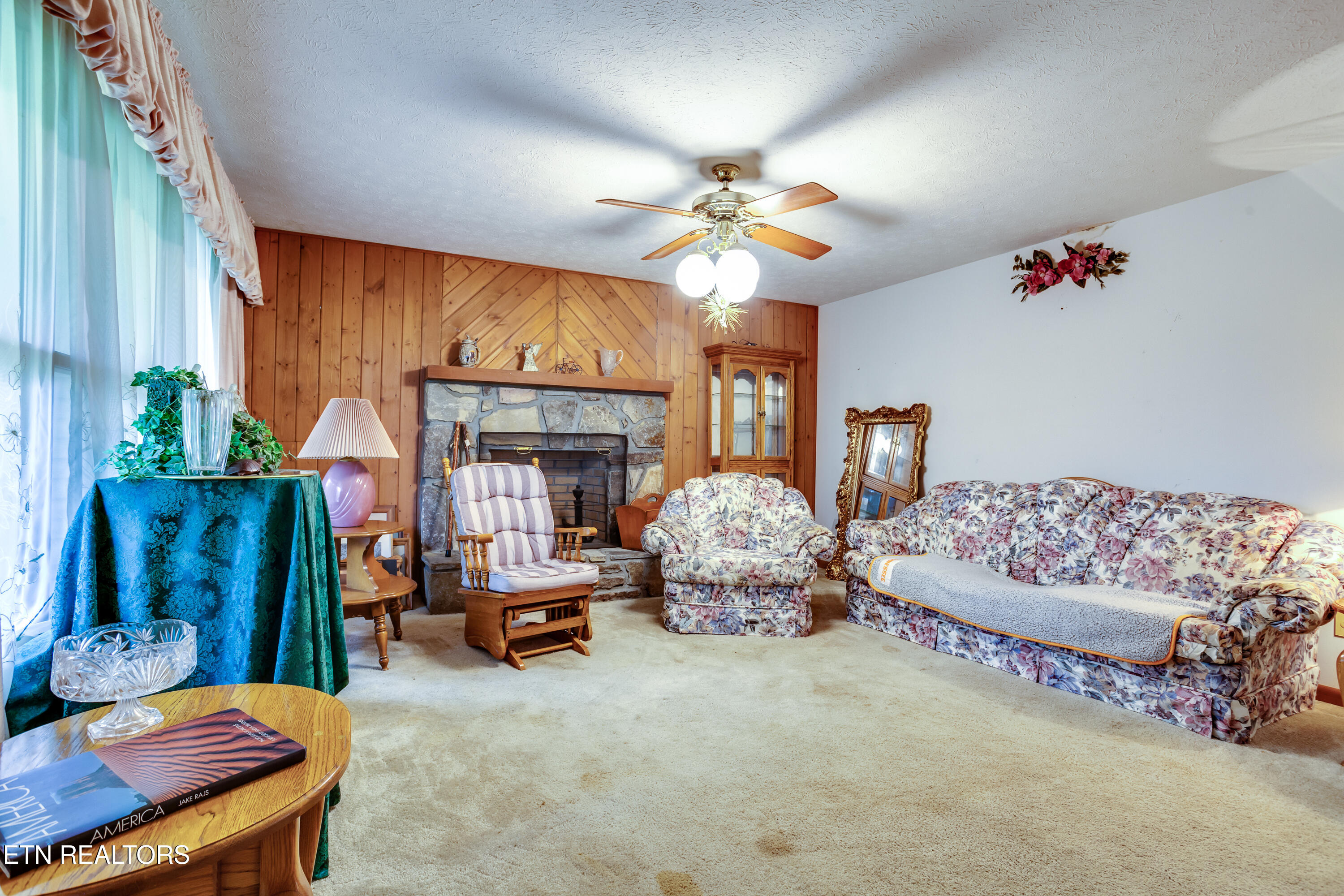 375 Rainbow Rd