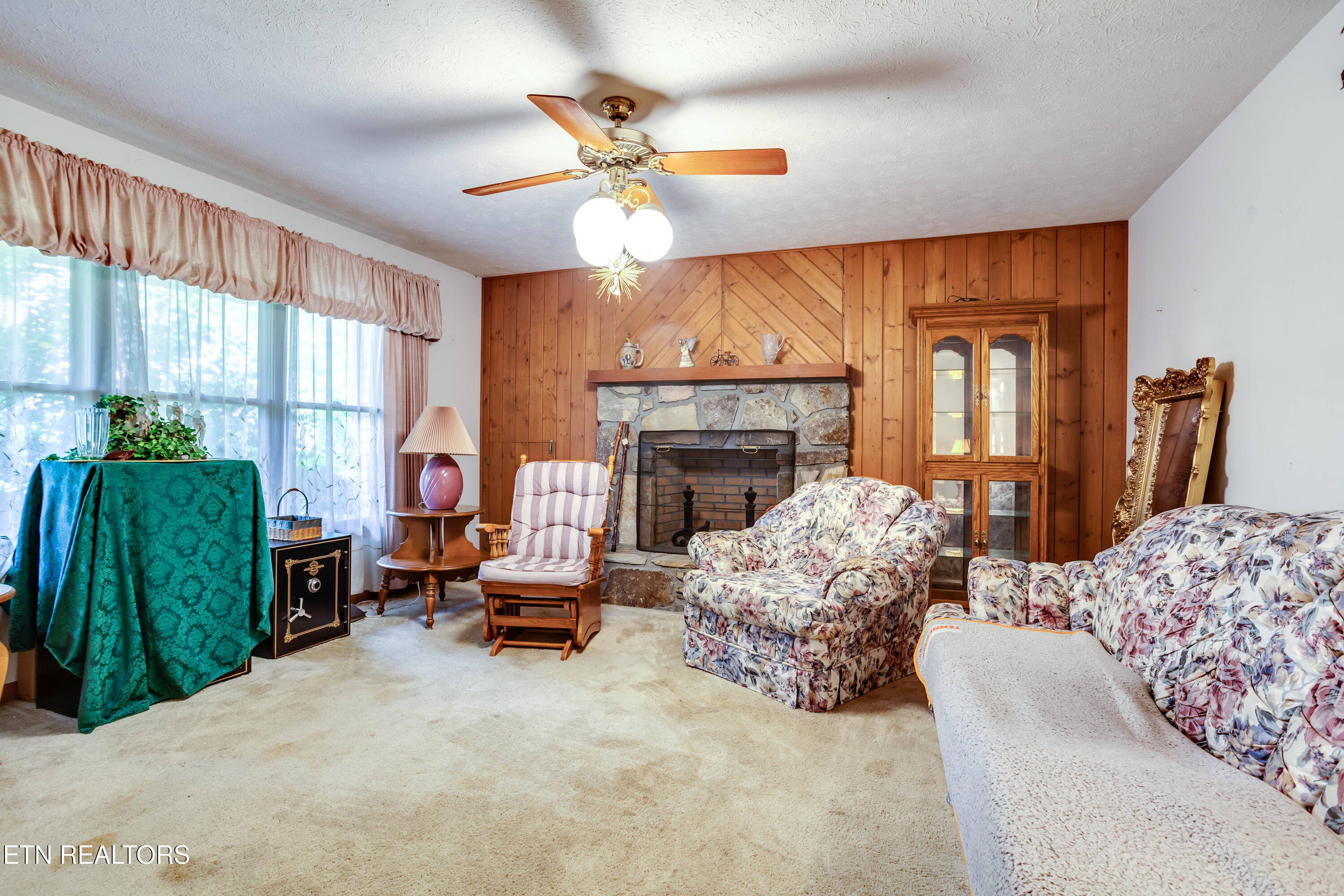 375 Rainbow Rd