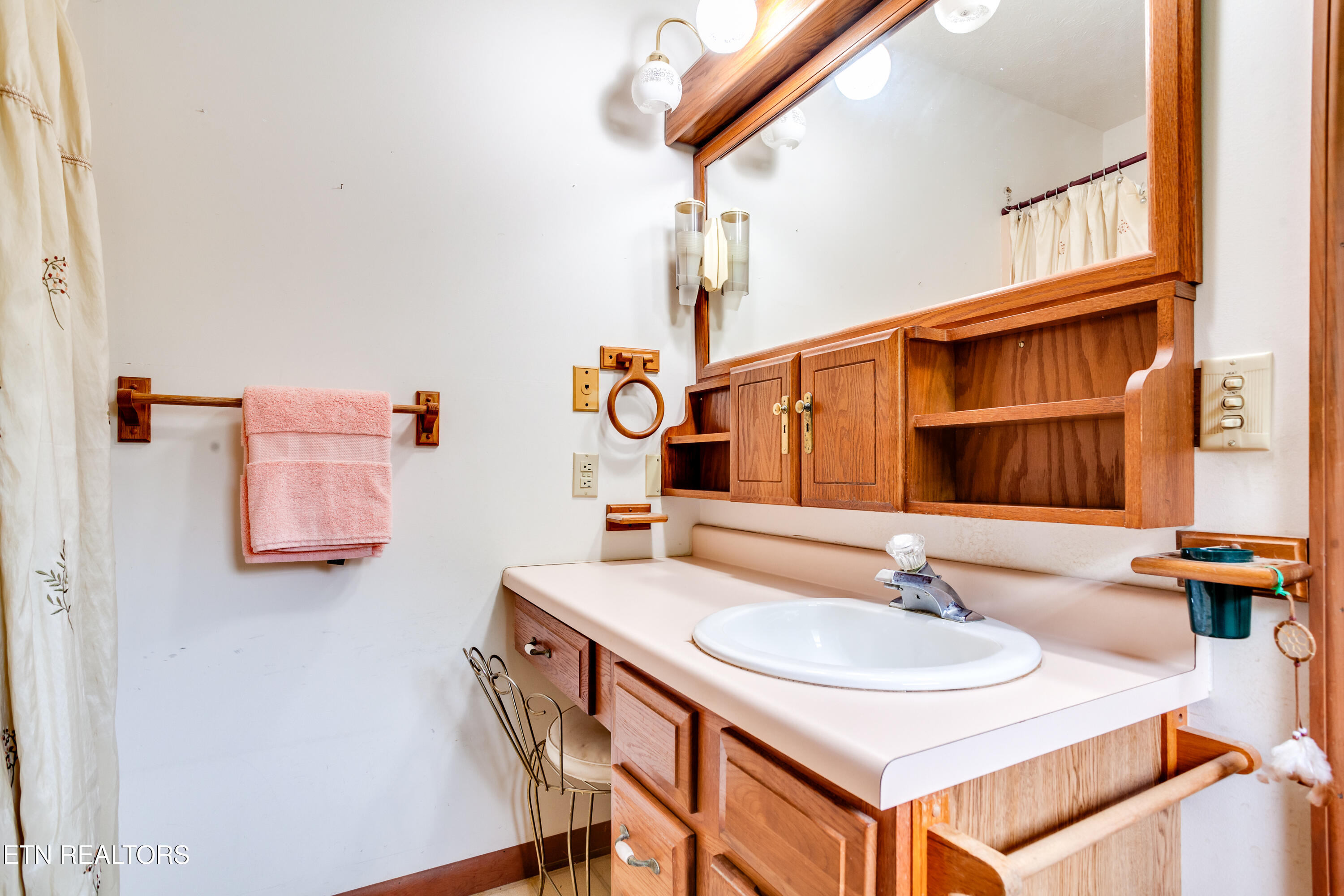 375 Rainbow Rd