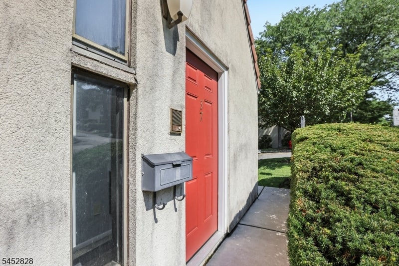 37 Cerone Ct