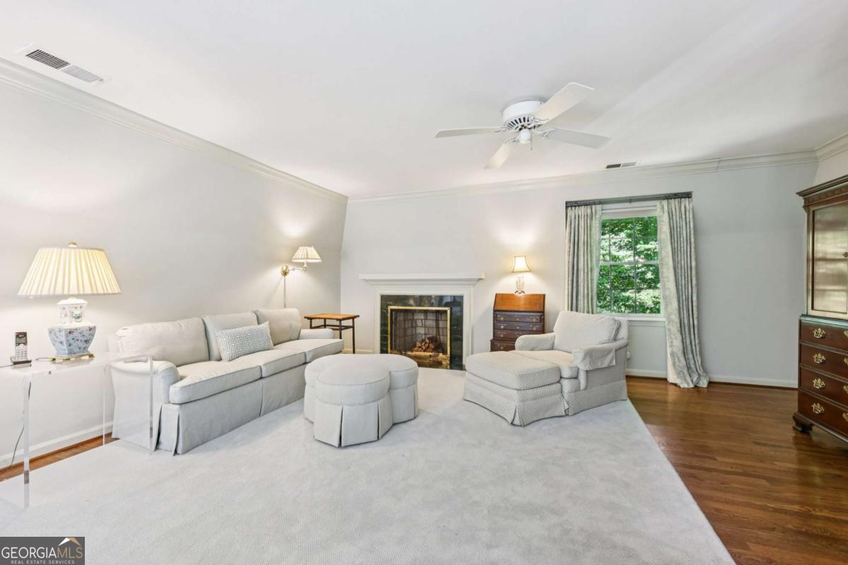 1382 W Wesley Road NW