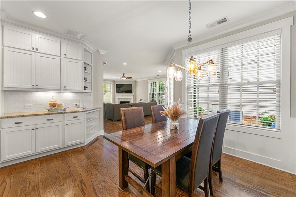 1817 Cromwell Walk