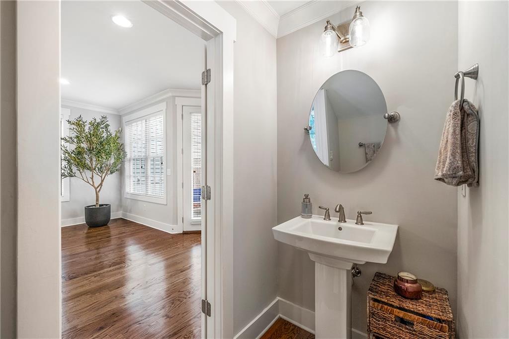 1817 Cromwell Walk