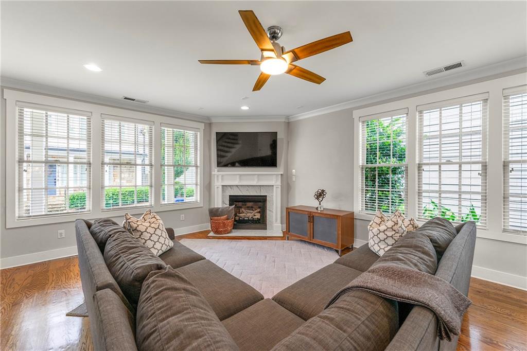 1817 Cromwell Walk