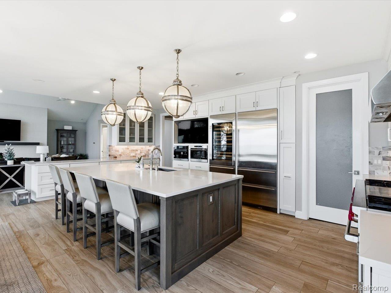 8442 Lakeshore Road