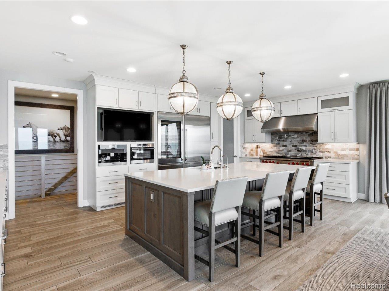 8442 Lakeshore Road