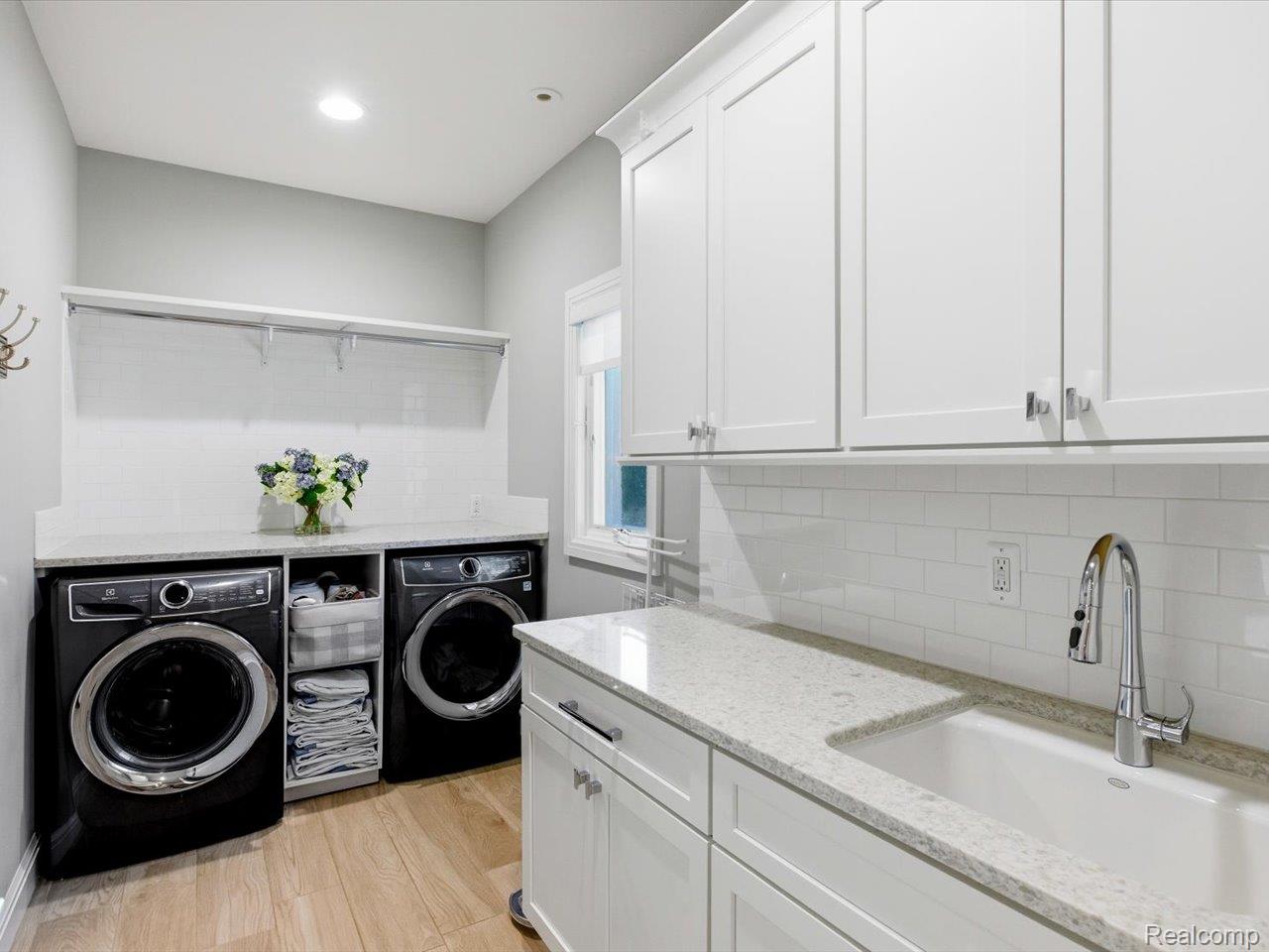 8442 Lakeshore Road