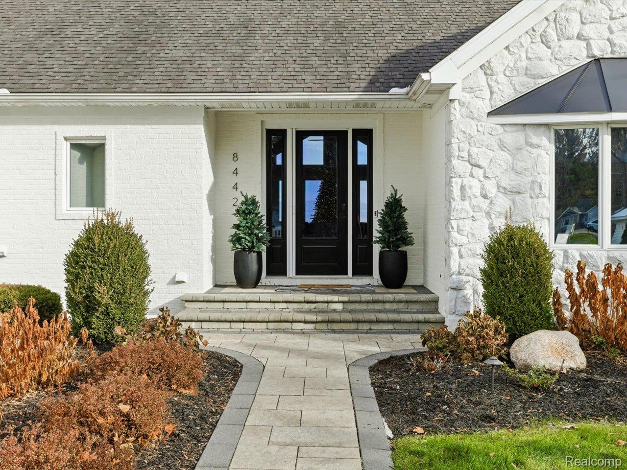 8442 Lakeshore Road