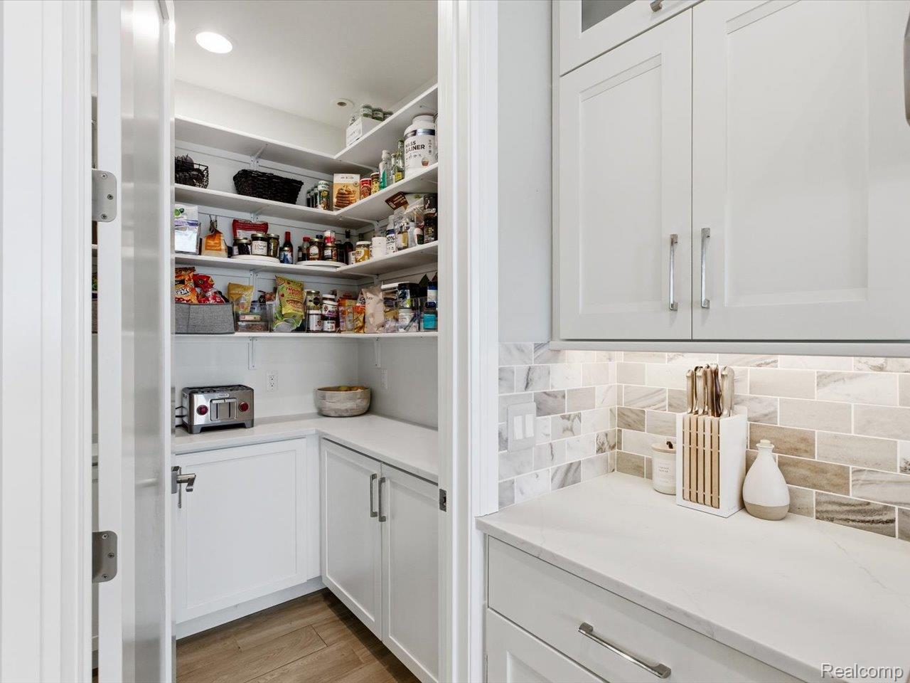 8442 Lakeshore Road