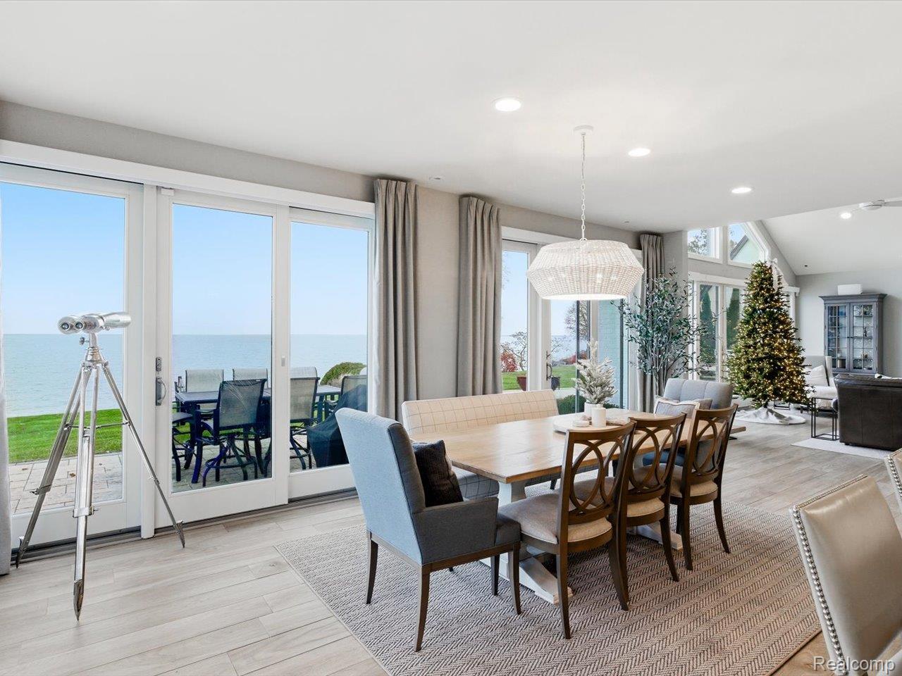 8442 Lakeshore Road