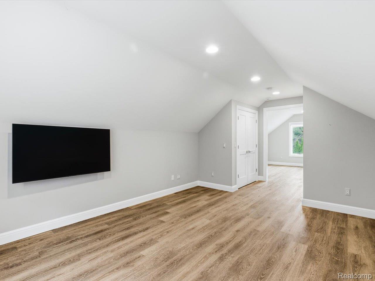 8442 Lakeshore Road