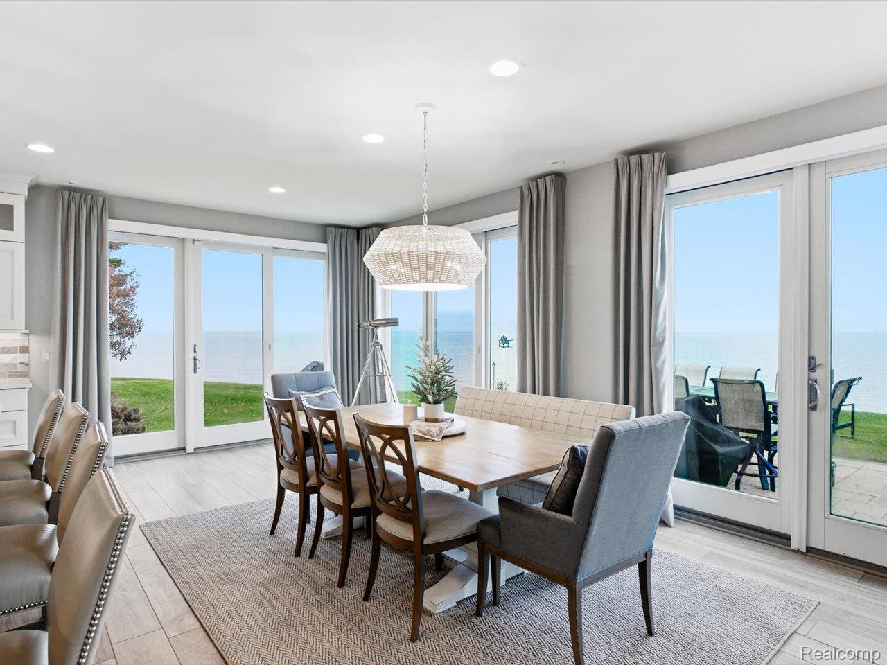 8442 Lakeshore Road