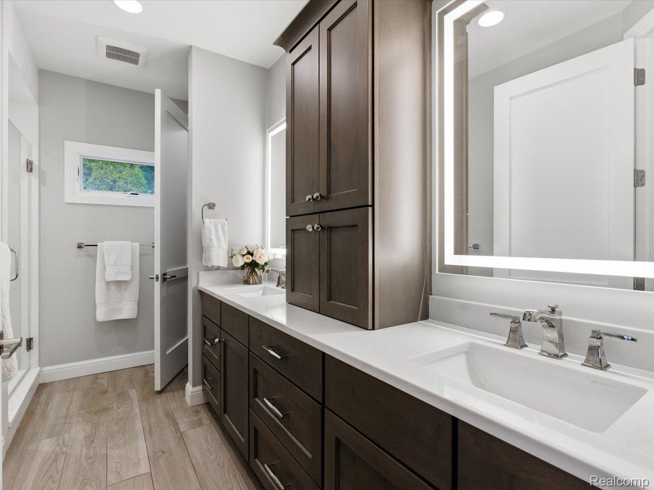 8442 Lakeshore Road