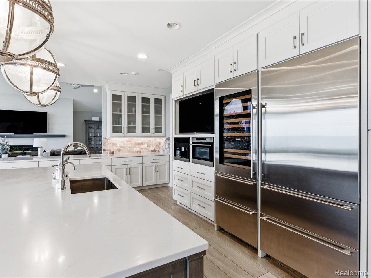 8442 Lakeshore Road