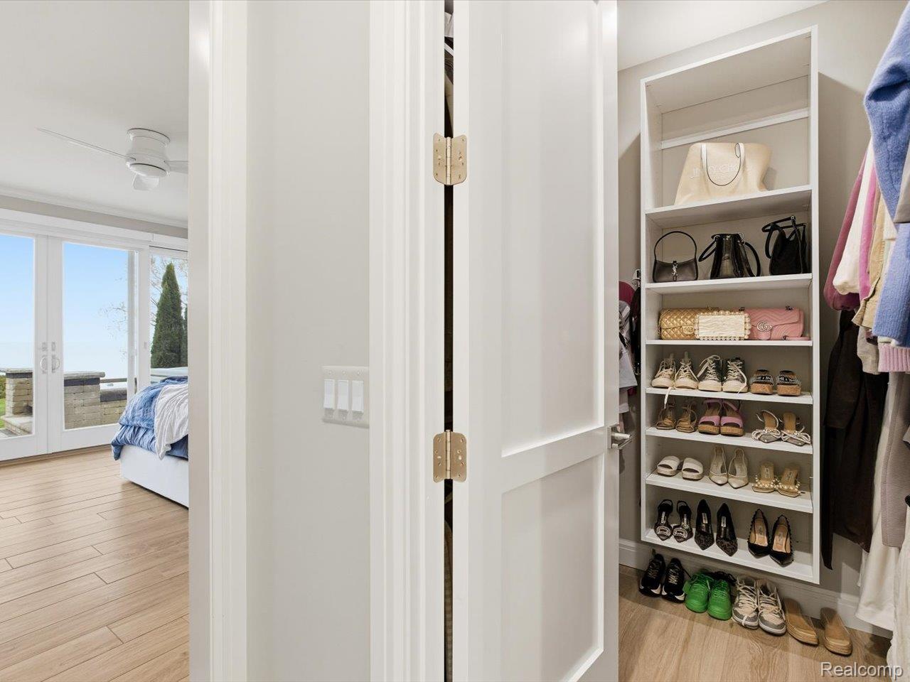 8442 Lakeshore Road