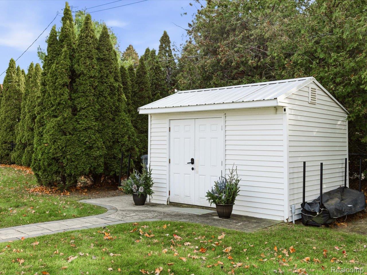 8442 Lakeshore Road