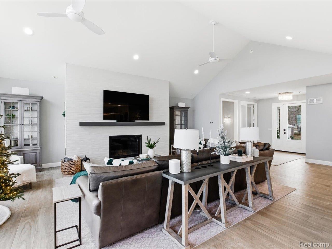 8442 Lakeshore Road