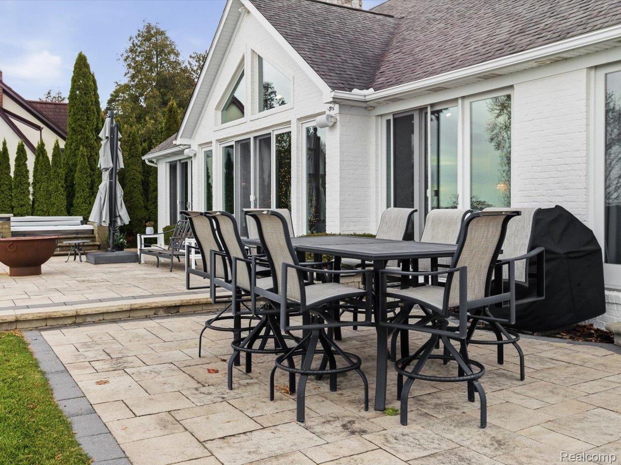 8442 Lakeshore Road