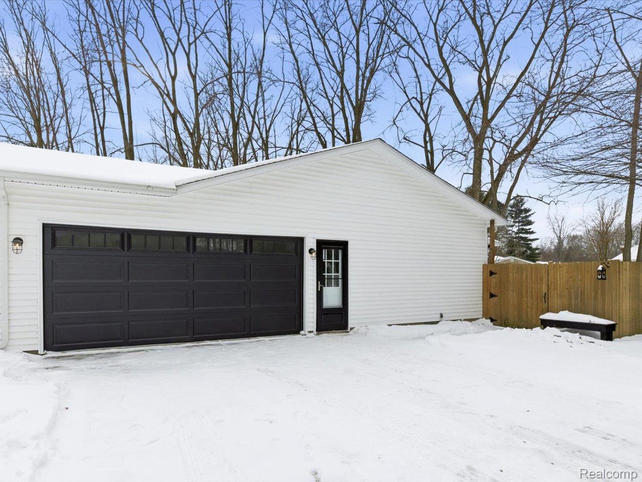 5837 Lakeshore Road