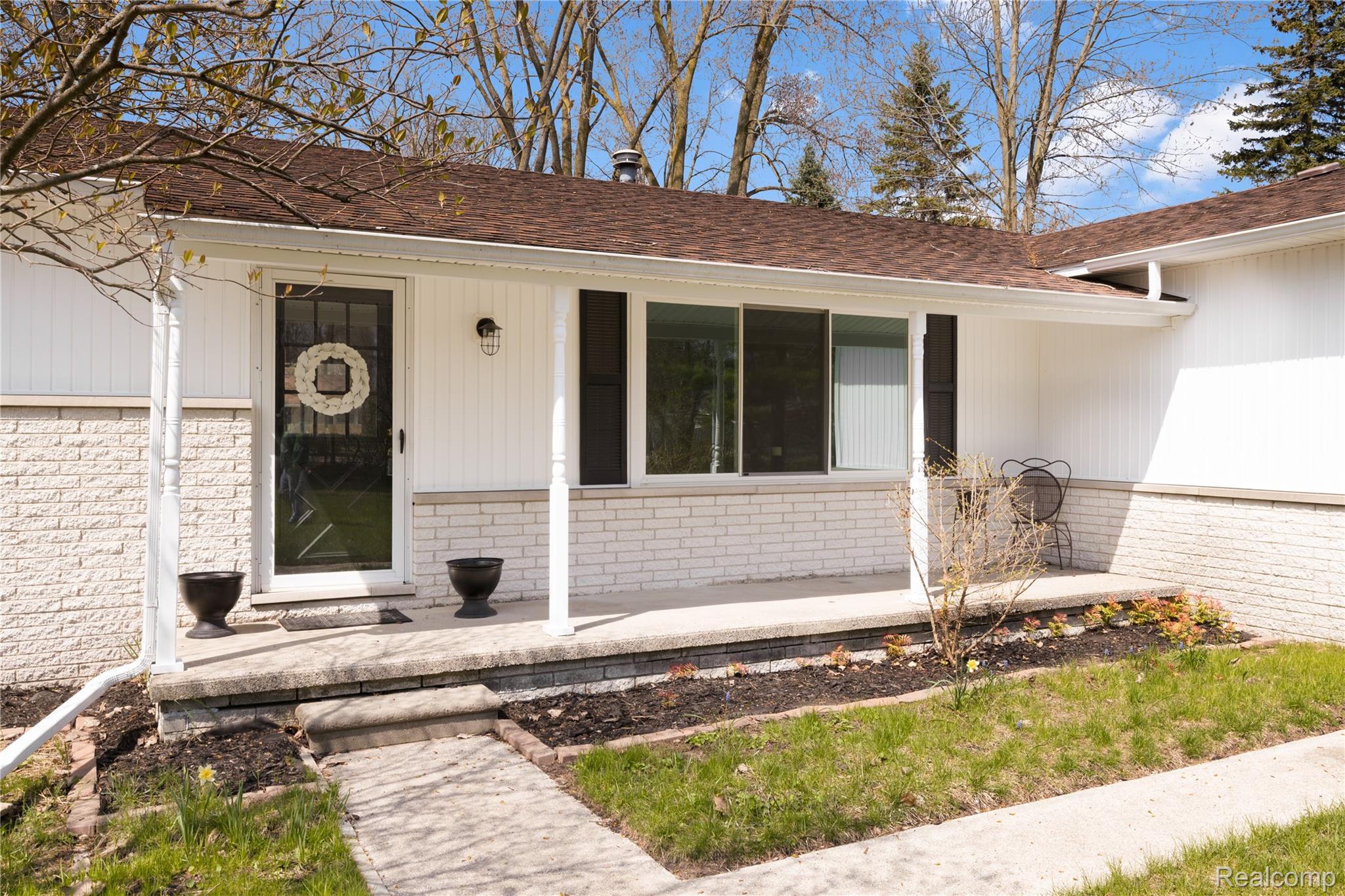 5837 Lakeshore Road