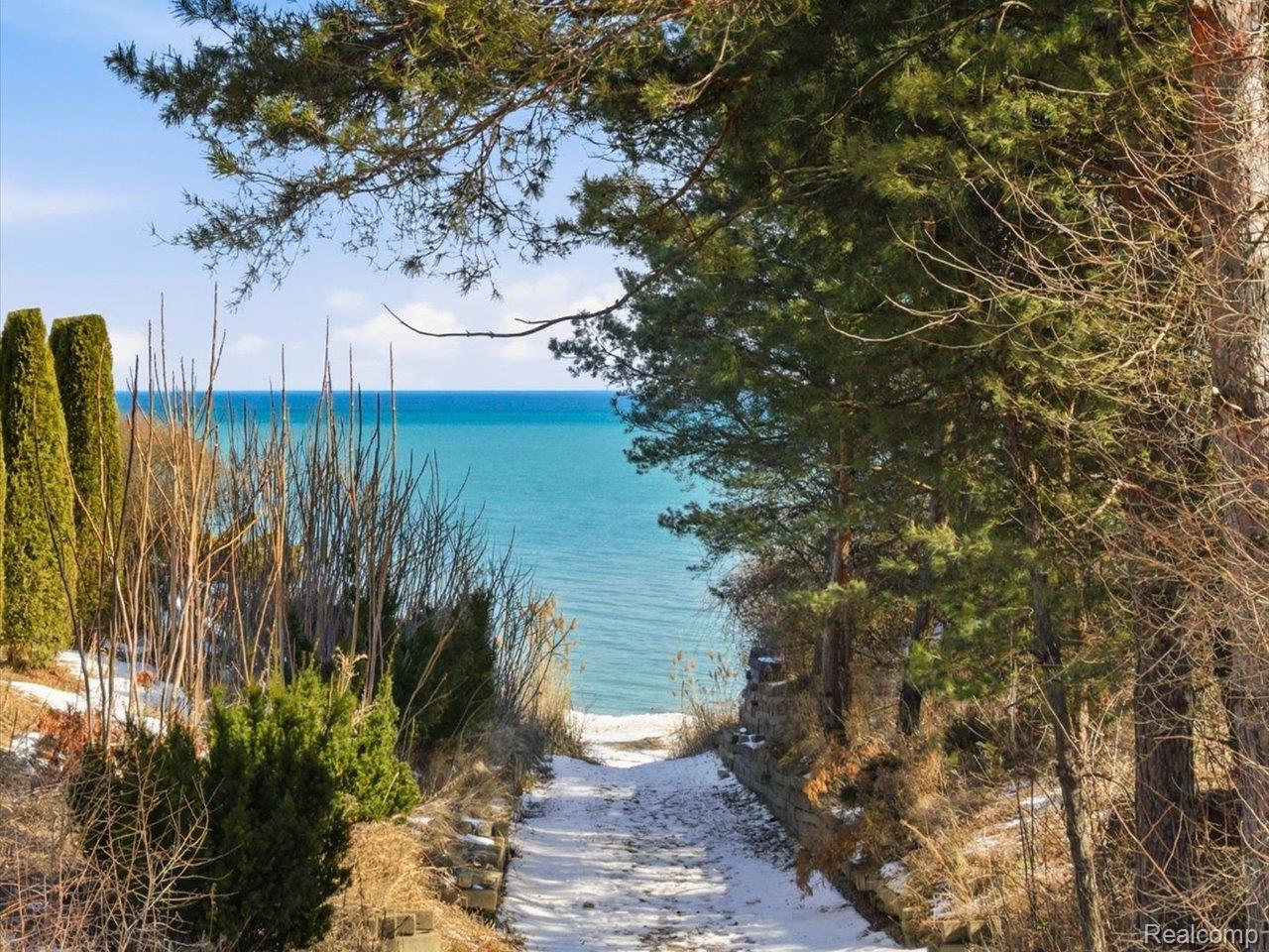 8431 Lakeshore Road