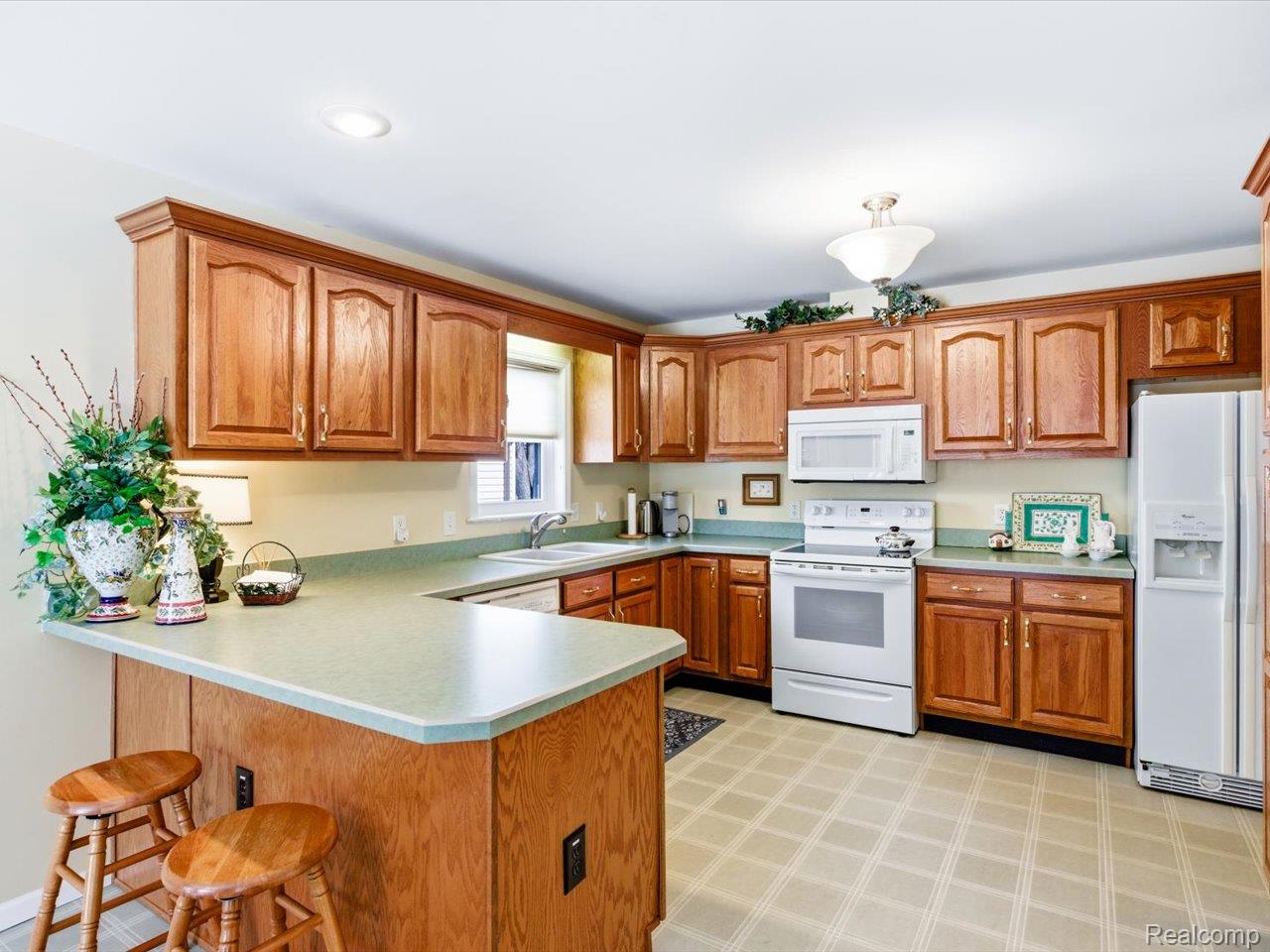 8431 Lakeshore Road