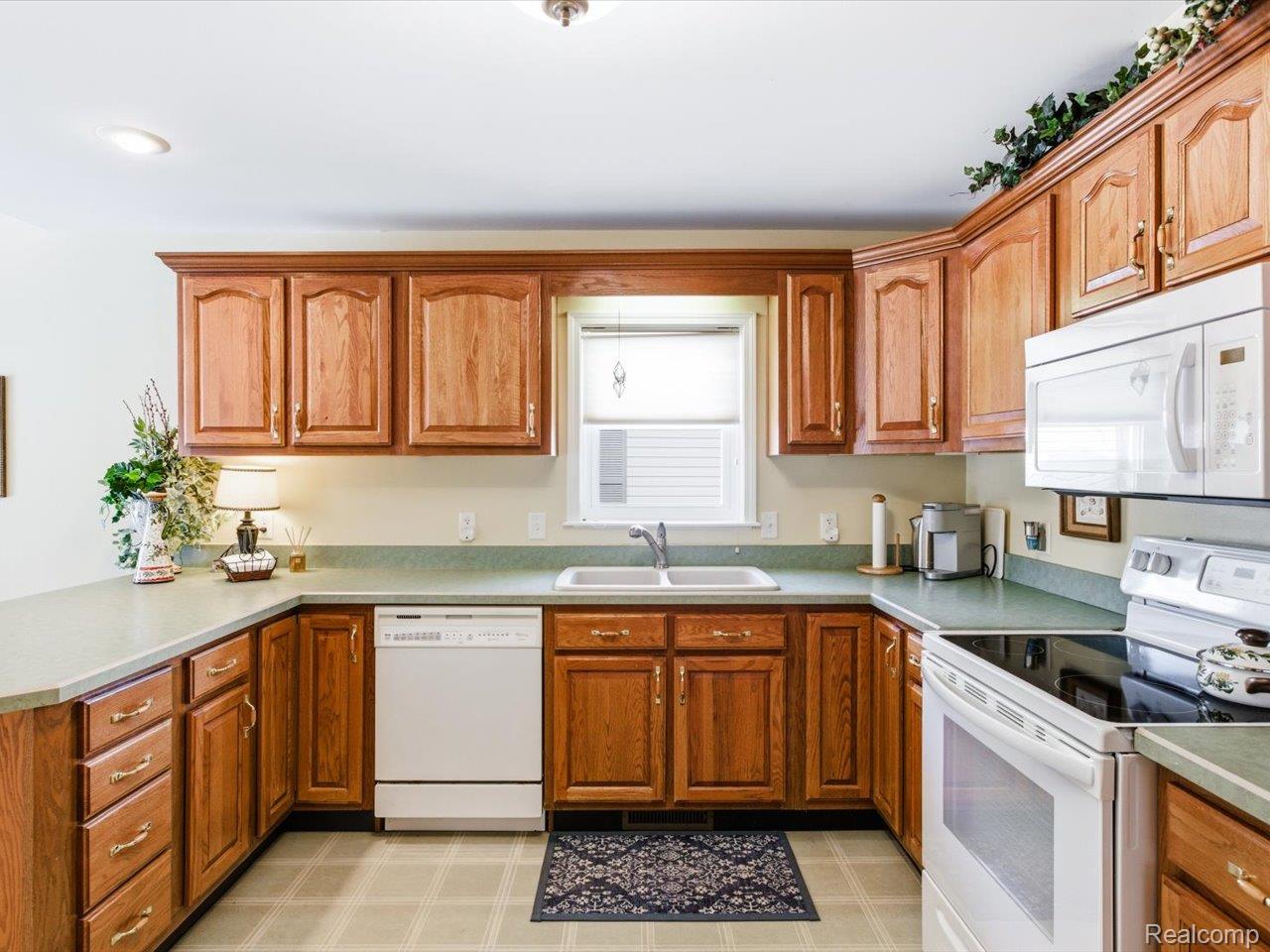 8431 Lakeshore Road