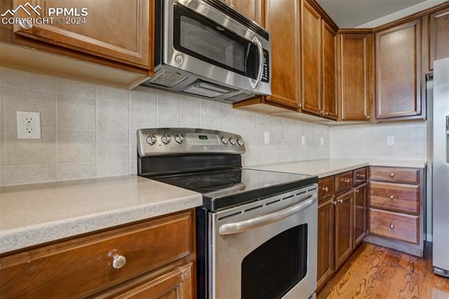 3323 Gladstone Creek Point