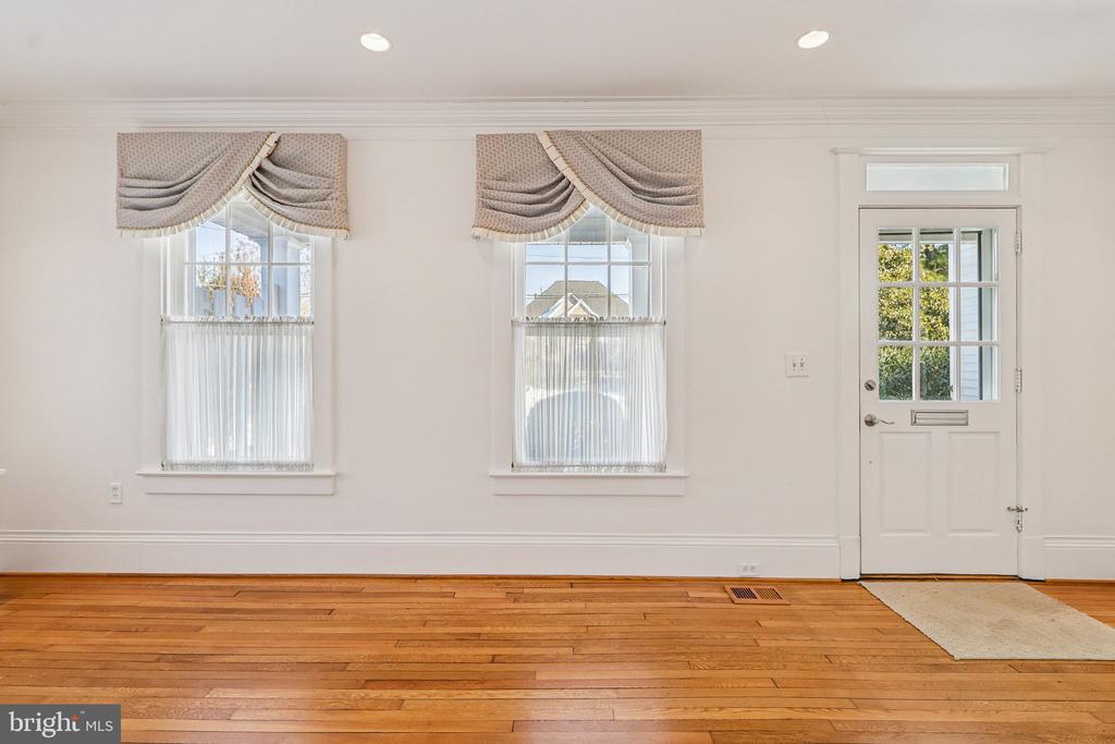 1922 S ARLINGTON RIDGE ROAD