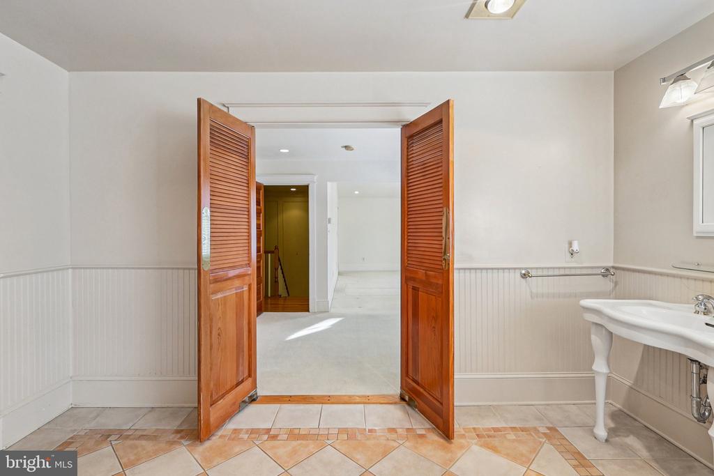 1922 S ARLINGTON RIDGE ROAD