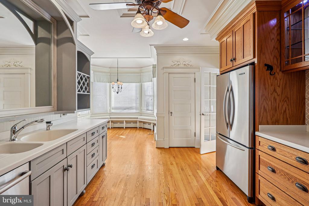 1922 S ARLINGTON RIDGE ROAD