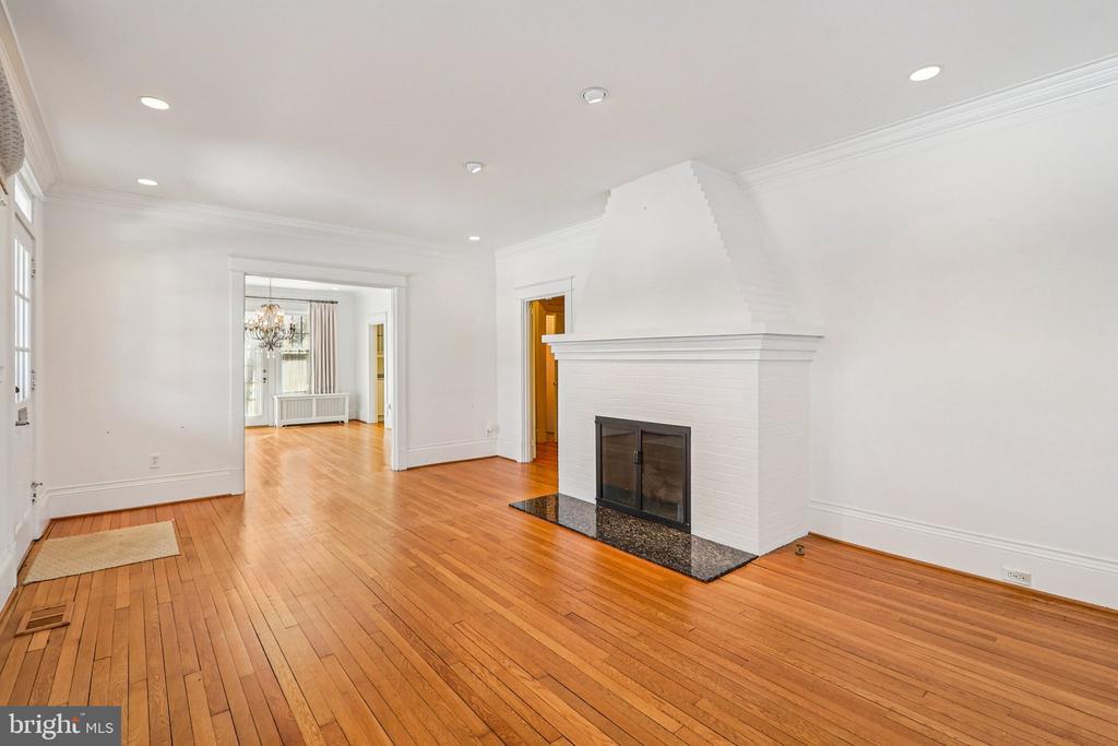 1922 S ARLINGTON RIDGE ROAD