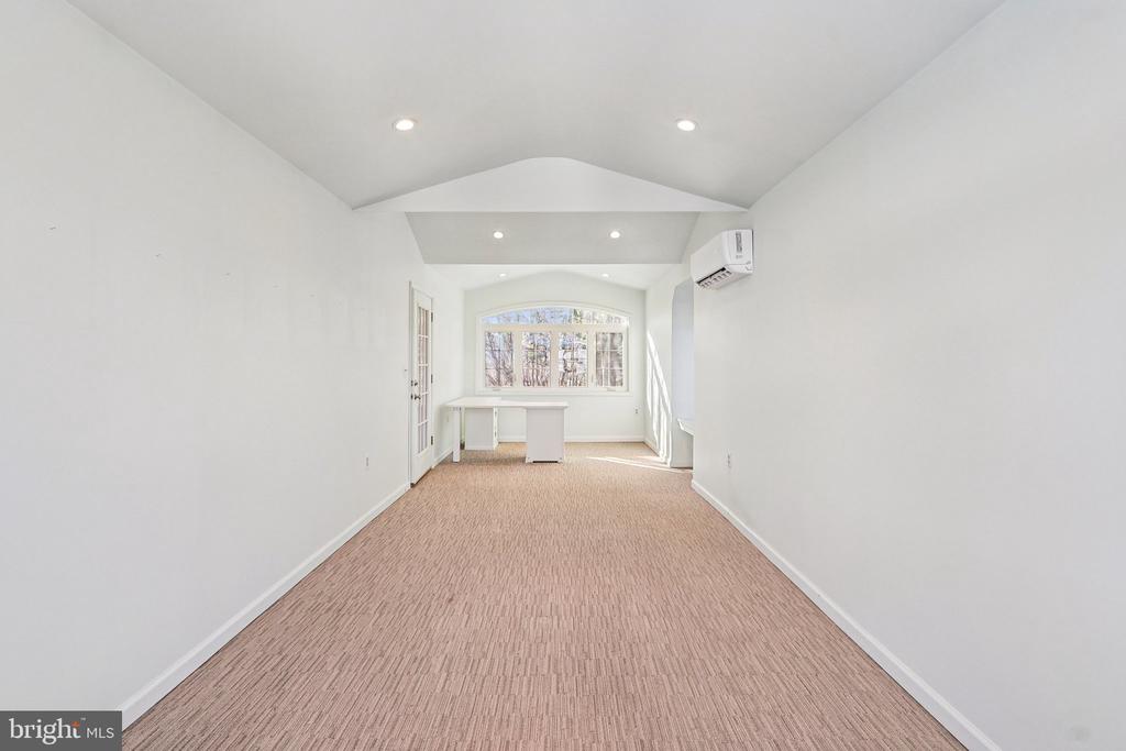 1922 S ARLINGTON RIDGE ROAD