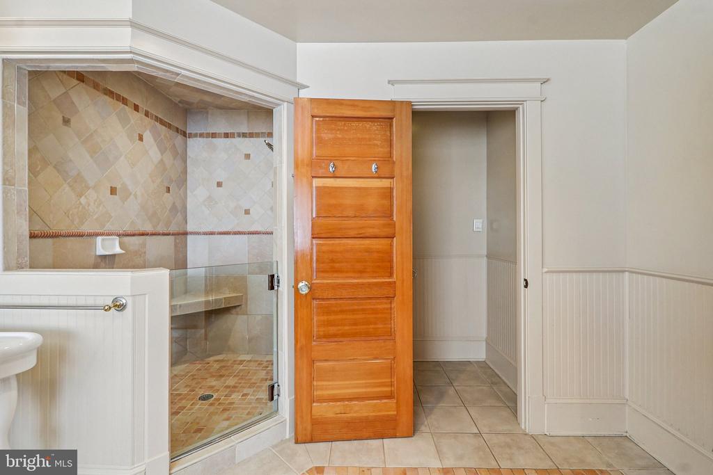 1922 S ARLINGTON RIDGE ROAD
