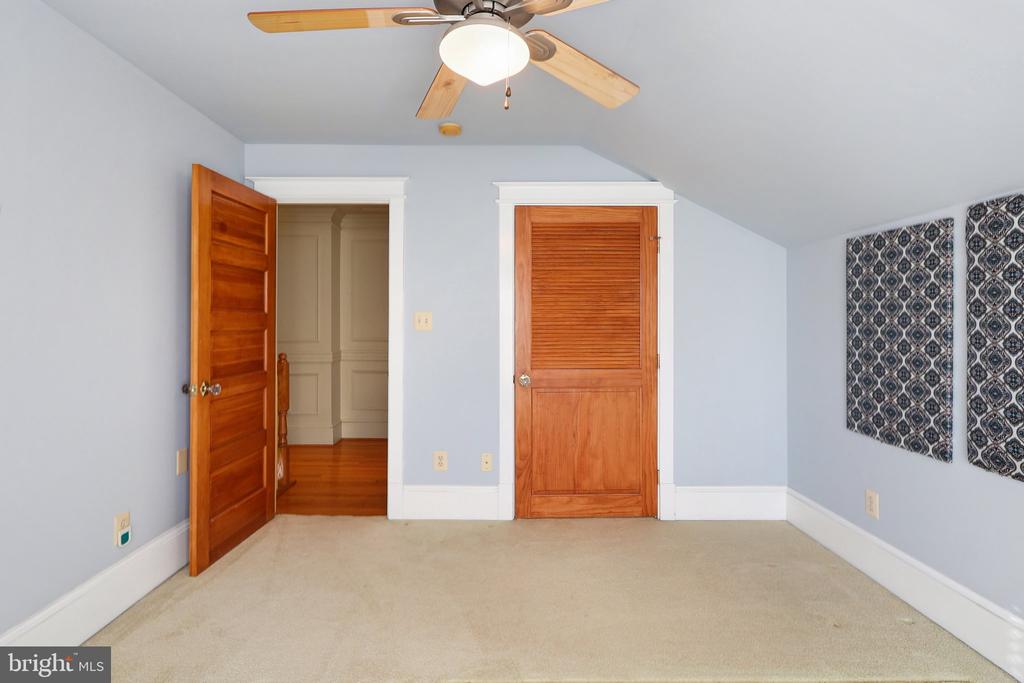 1922 S ARLINGTON RIDGE ROAD