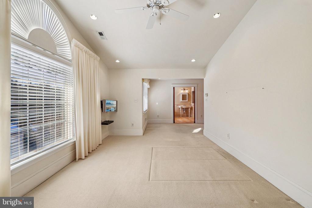 1922 S ARLINGTON RIDGE ROAD