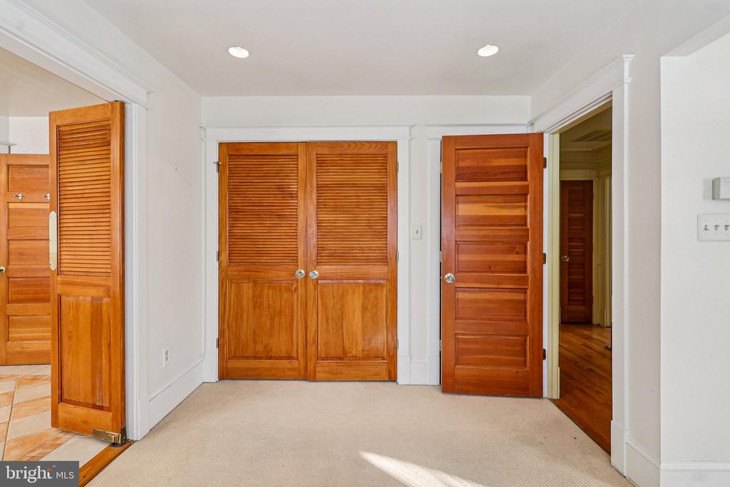 1922 S ARLINGTON RIDGE ROAD
