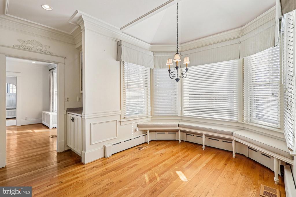 1922 S ARLINGTON RIDGE ROAD