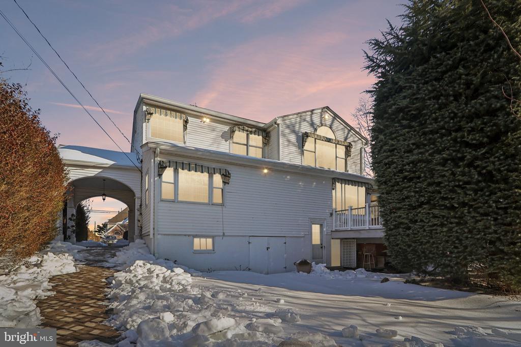 1922 S ARLINGTON RIDGE ROAD