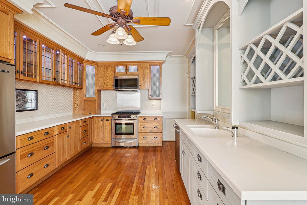 1922 S ARLINGTON RIDGE ROAD