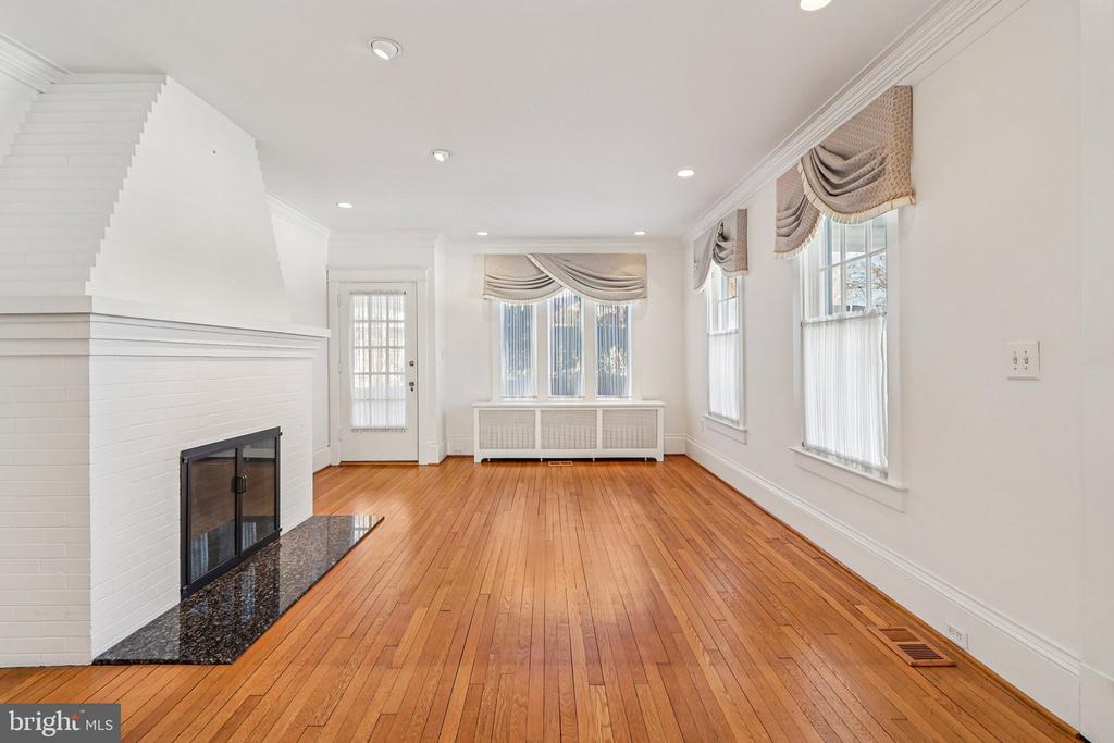 1922 S ARLINGTON RIDGE ROAD